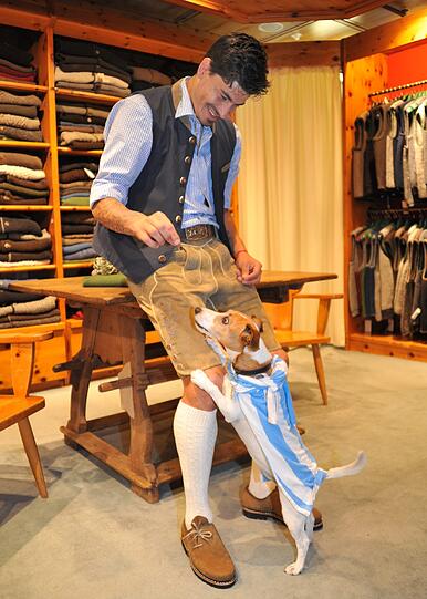 Die Neu-Löwen werden fit für die Wiesn gemacht und bekommen Lederhosen bei Lodenfrey verpasst. Die AZ war bei den Anprobe dabei. Die Bilder