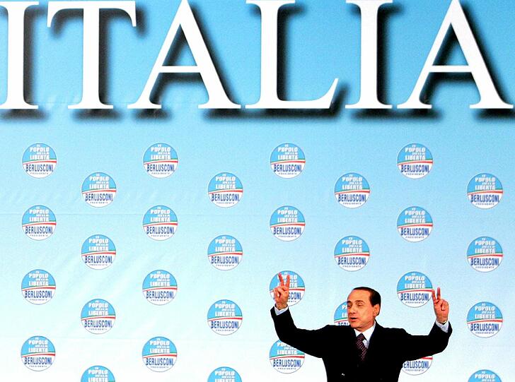 Während des Gesprächs beschimpfte Berlusconi Italien als &bdquo;Scheißland, das ihn anekelt&ldquo;. Als das bekannt wurde, ruderte er zurück, sagte, das sei eine dieser Sachen, wie man sie spät abends am Telefon so sagt, in einem entspannten Augenblick.