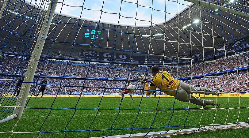 Vor 46.000 Zuschauern wurde Jahn Regensburg am ersten Spieltag mit viel Glück und Gabor Kiraly mit 1:0 besiegt.
