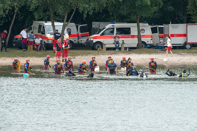 Rettungskräfte suchen am 29.07.2013 in einem Badesee in Pressath (Bayern) nach einem 29 Jahre alten Mann und einen vierjähriger Bub.