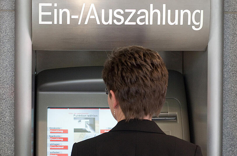 Die geschlossenen Geschäftsstellen werden in sogenannte SB-Center umgewandelt - dort  stehen ein Geldautomat und ein Kontoauszugsdrucker.