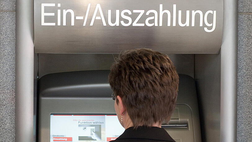 Die geschlossenen Geschäftsstellen werden in sogenannte SB-Center umgewandelt - dort stehen ein Geldautomat und ein Kontoauszugsdrucker. Die geschlossenen Geschäftsstellen werden in sogenannte SB-Center umgewandelt - dort stehen ein Geldautomat und ein Kontoauszugsdrucker.
