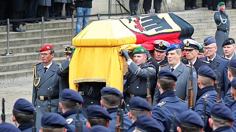 Sargträger bringen den Sarg des ehemaligen Bundespräsidenten Roman Herzog nach dem Staatsakt in Berlin aus dem Dom.