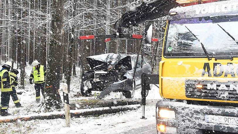 Innerhalb eines Kilometers kamen gleich zwei Autofahrer von der Straße ab.