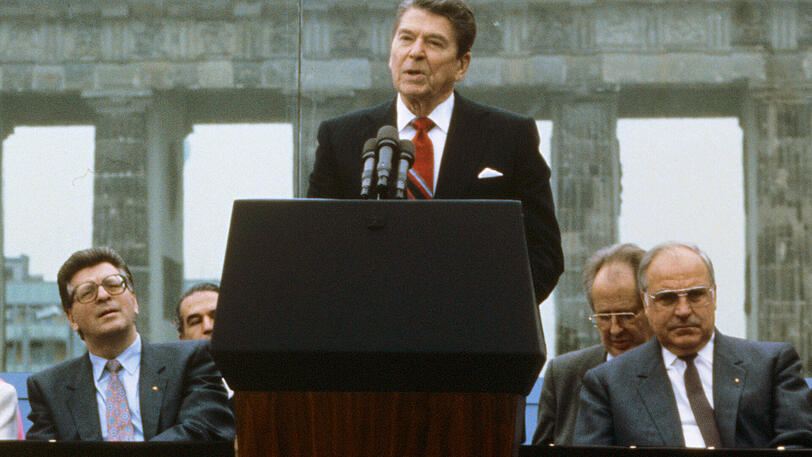 "Mister Gorbatschow, reißen Sie diese Mauer ein!" Das waren die legendären Worte des US-Präsidenten Ronald Reagan bei seiner Rede am Brandenburger Tor. Helmut Kohl (r.), Bundestagspräsident Philipp Jenninger.