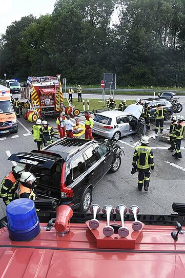 Bei dem Crash zwischen VW, Volvo und Seat wurden drei Personen verletzt, darunter ein kleines Kind.