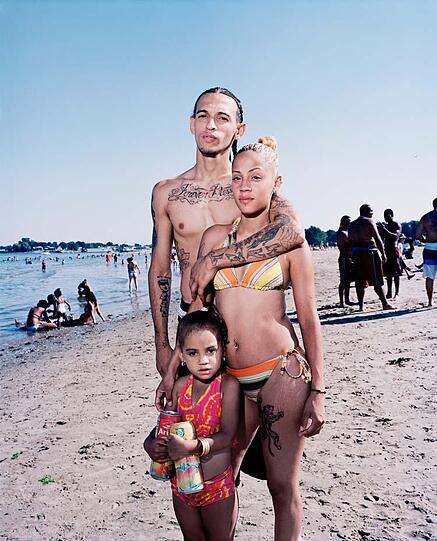 Der Fotograf Wayne Lawrence war einen Sommer lang am Stadtstrand der Bronx unterwegs und hat die Badegäste fotografiert.