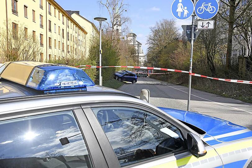Das Auto durchbrach einen Zaun und erfasste anschließend einen Fußgänger, der schwer verletzt wurde.