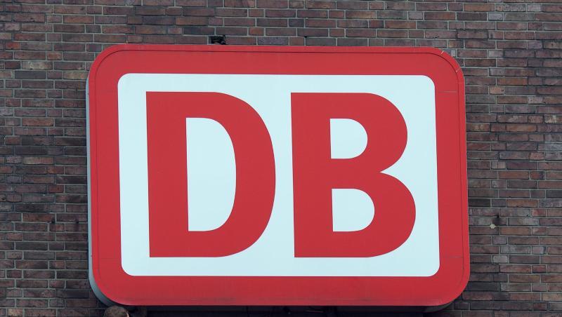 Sollte die Regierung die Mehrwertsteuer auf Fahrkarten senken, würde die Bahn die Preise auch für die Kunden runterschrauben. Sollte die Regierung die Mehrwertsteuer auf Fahrkarten senken, würde die Bahn die Preise auch für die Kunden runterschrauben.
