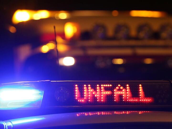 Ein Polizeiwagen steht mit eingeschaltetem Blaulicht an einer Unfallstelle. Foto: picture alliance/Malte Christians/dpa/Symbolbild