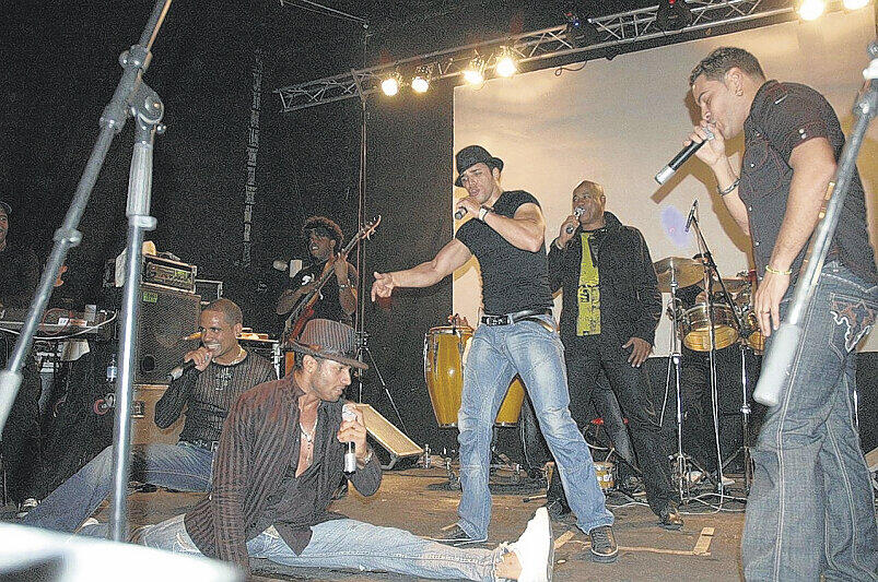 Spagat und Salsa: Die Kubaner von Charanga Habanera beim Einsatz im Löwensaal.F.: Hertlein