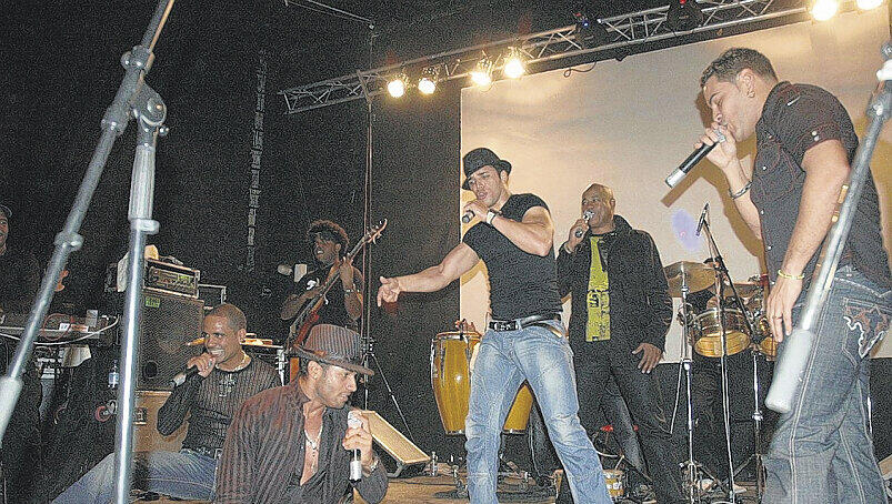 Spagat und Salsa: Die Kubaner von Charanga Habanera beim Einsatz im Löwensaal.F.: Hertlein Spagat und Salsa: Die Kubaner von Charanga Habanera beim Einsatz im Löwensaal.F.: Hertlein