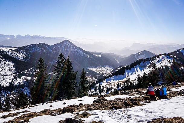 Wer nicht auf der Hütte einkehren möchte, kann auch einfach davor die Aussicht genießen. Wer nicht auf der Hütte einkehren möchte, kann auch einfach davor die Aussicht genießen.