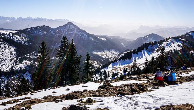 Wer nicht auf der Hütte einkehren möchte, kann auch einfach davor die Aussicht genießen. Wer nicht auf der Hütte einkehren möchte, kann auch einfach davor die Aussicht genießen.