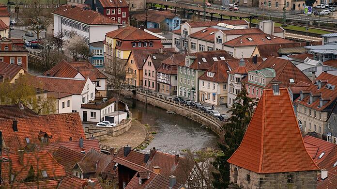 Die Haßlach fließt durch die Kronacher Innenstadt.