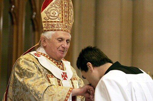 Benedikt XVI. teilt das Leid der Opfer