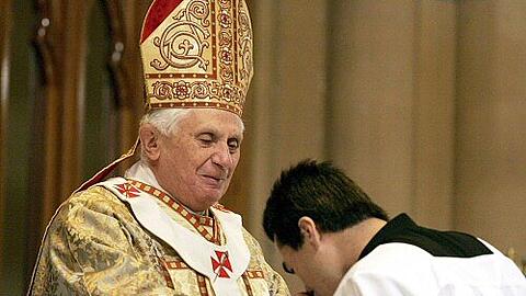 Benedikt XVI. teilt das Leid der Opfer