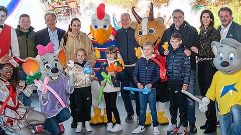 Fürst Albert II. mit den Kindern (m.) im Europa-Park.