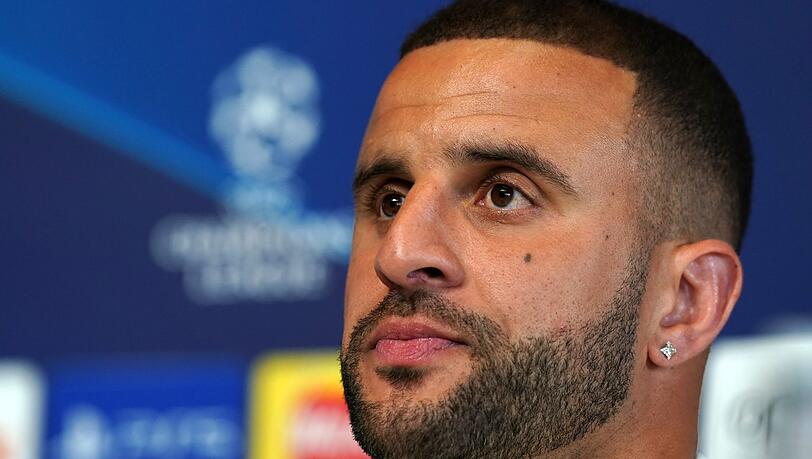 Kyle Walker reagiert während einer Pressekonferenz.