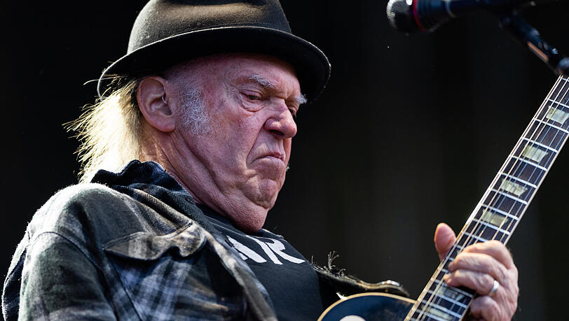 Neil Young spielt während des Konzerts zum Tourauftakt seiner Europa-Tour bei den Filmnächten am Elbufer. Neil Young spielt während des Konzerts zum Tourauftakt seiner Europa-Tour bei den Filmnächten am Elbufer.