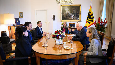 Der Dirigent Lahav Shani (2.v.li.) mit seiner Ehefrau, Miri Saadon Shani (li), und Florian Wiegand (2.v.li.), dem Intendanten der Münchner Philharmoniker beim Bundespräsidenten Frank-Walter Steinmeier (2.v.r.) in Schloss Bellevue.