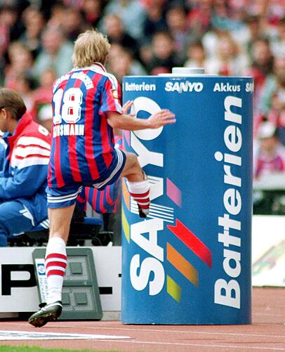 Frustriert: J&uuml;rgen Klinsmann beim ber&uuml;hmten Tonnentritt.