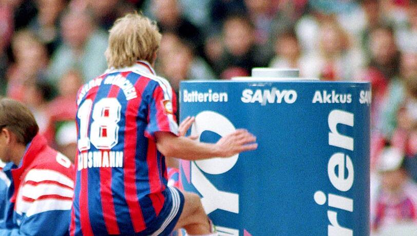 Frustriert: Jürgen Klinsmann beim berühmten Tonnentritt. Frustriert: Jürgen Klinsmann beim berühmten Tonnentritt.