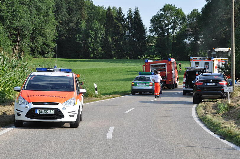 Bei einem Frontalzusammenstoß mit einem Mähdrescher ist am Donnerstag ein Motorradfahrer auf einer Staatstraße bei Polling in Oberbayern ums Leben gekommen.