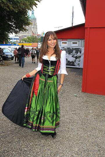 Promis präsentieren ihre Trachten auf der Wiesn 2012
