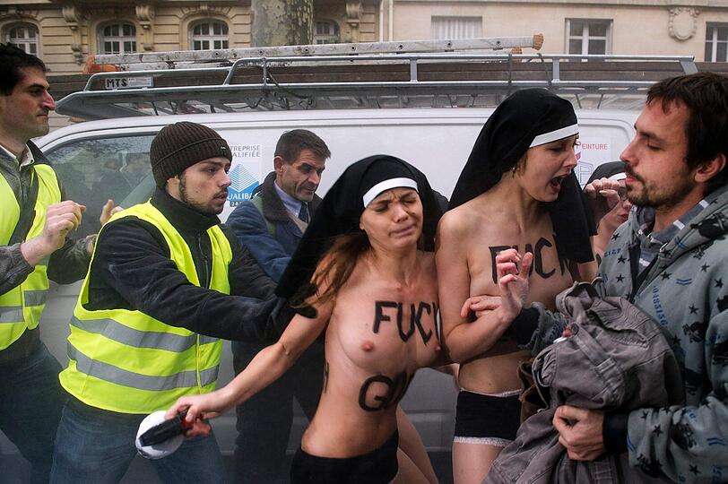 In Paris demonstrierten Aktivistinnen für die Rechte Homosexueller und deren Unterdrückung.