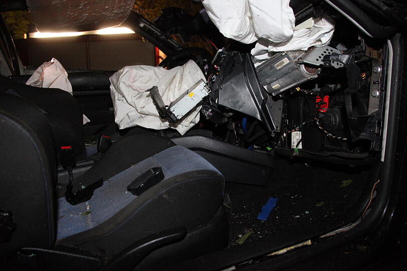 Tragischer Verkehrsunfall bei Attel: Ein 18-Jähriger kam von der B15 ab, prallte gegen die Leitplanke und kam bei dem Unfall ums Leben. Die Bilder vom Unfallort.
