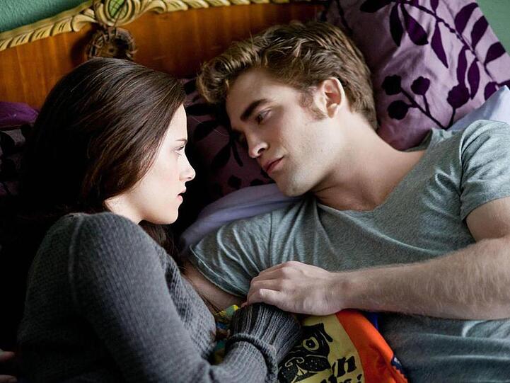 Bella (K. Stewart) und Edward (R. Pattinson) kämpfen um ihre Liebe