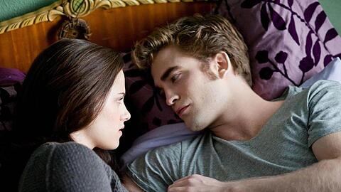 Bella (K. Stewart) und Edward (R. Pattinson) kämpfen um ihre Liebe