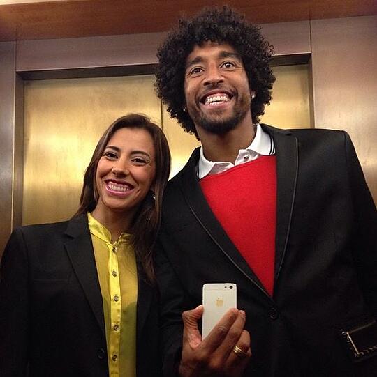Dante macht mit seiner Frau Jocelina ein Selfie im Aufzug.