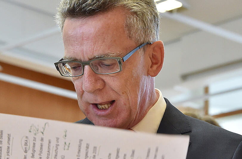 Bundesinnenminister Thomas de Maiziere hat die neuen Befugnisse des Bundeskriminalamtes in Karlsruhe verteidigt.