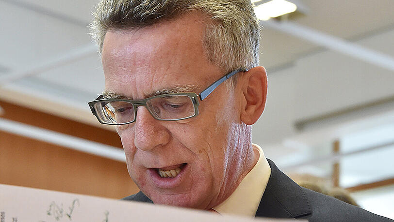 Bundesinnenminister Thomas de Maiziere hat die neuen Befugnisse des Bundeskriminalamtes in Karlsruhe verteidigt. Bundesinnenminister Thomas de Maiziere hat die neuen Befugnisse des Bundeskriminalamtes in Karlsruhe verteidigt.