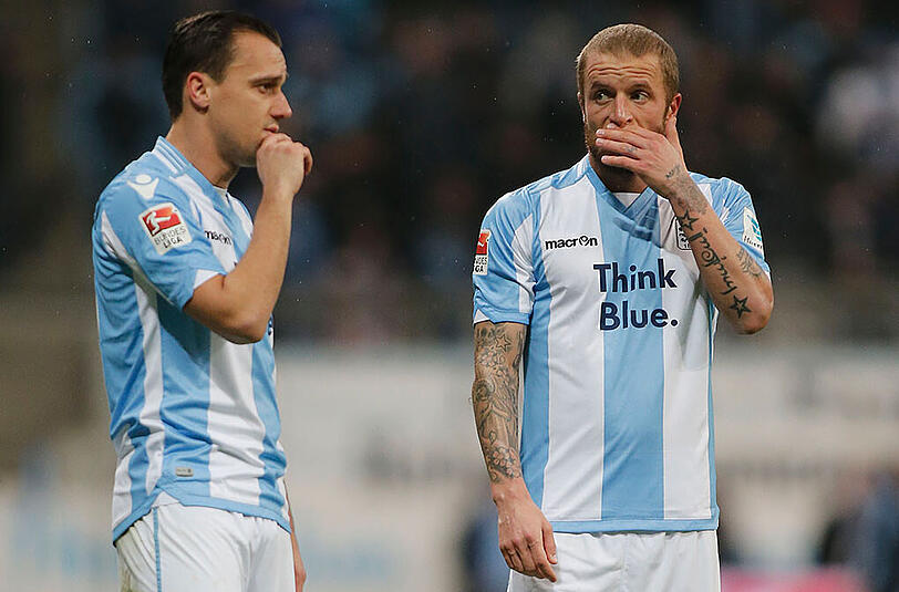 Wie war noch gleich die erste Strophe? Gibst du den Ton an? Ob Michael Liendl (links) und Daniel Adlung beim Adventssingen der Löwen-Gemeinde am Start sind?