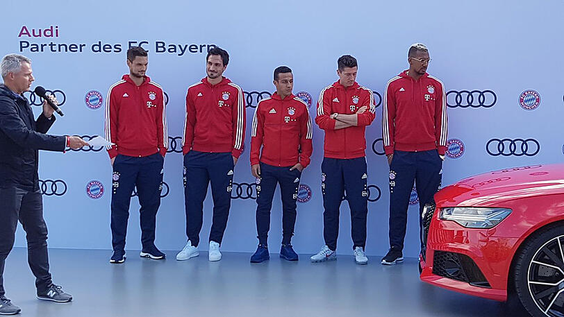 Sven Ulreich, Mats Hummels, Thiago, Robert Lewandowski und Jérôme Boateng begutachten ihr neues Gefährt.