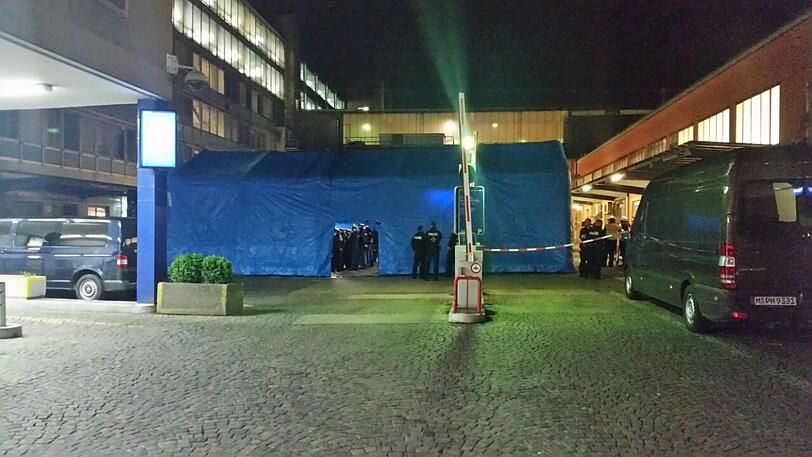 Die Bilder von den Vorbereitungen: Ab 20 Uhr begann die Polizei damit, den Bahnhof abzuriegeln.