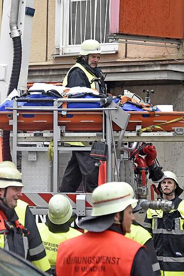 Einsatz in der Schillerstraße: Der Patient wurde mit einem Kran aus dem Fenster gehievt.