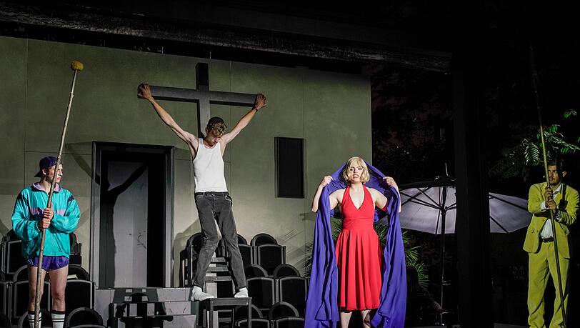 Ein Hauch von Oberammergau im Garten des Volkstheaters: Regie-Assistent Goldberg (Mauricio Hölzemann) spielt Jesus am Kreuz, Schauspielerin Terese Tormentina (Luise Deborah Daberkow) die Mutter Gottes Maria. Komplettiert werden die kleinen Passionsspiele durch die Statisten Masch (Cengiz Görur, li.) und Raamah (Timocin Ziegler, re.) Ein Hauch von Oberammergau im Garten des Volkstheaters: Regie-Assistent Goldberg (Mauricio Hölzemann) spielt Jesus am Kreuz, Schauspielerin Terese Tormentina (Luise Deborah Daberkow) die Mutter Gottes Maria. Komplettiert werden die kleinen Passionsspiele durch die Statisten Masch (Cengiz Görur, li.) und Raamah (Timocin Ziegler, re.)