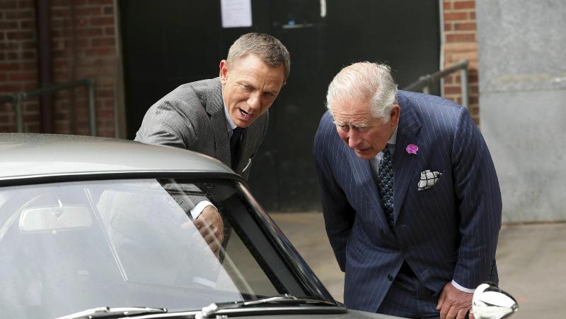 Daniel Craig (l) zeigt Prinz Charles (r) den Aston Martin DB5. Daniel Craig (l) zeigt Prinz Charles (r) den Aston Martin DB5.