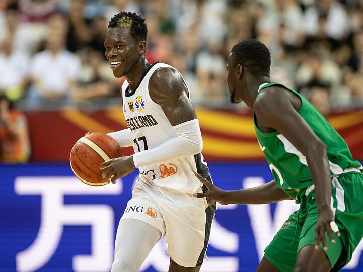 Die deutschen Basketballer um Dennis Schröder (l) gewannen gegen Senegal.