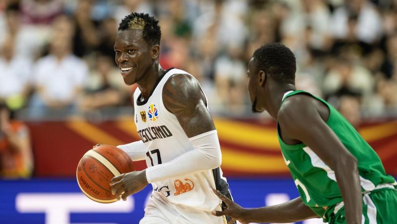 Die deutschen Basketballer um Dennis Schröder (l) gewannen gegen Senegal.