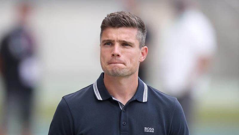 Robert Klauß, Trainer des 1. FC Nürnberg, steht vor Spielbeginn auf dem Platz.