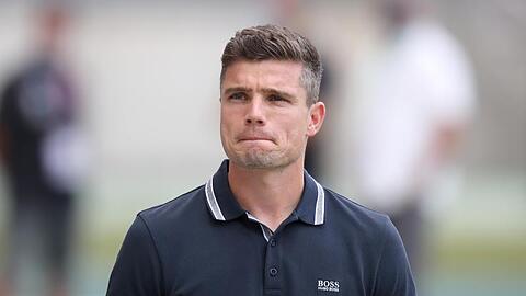 Robert Klauß, Trainer des 1. FC Nürnberg, steht vor Spielbeginn auf dem Platz.
