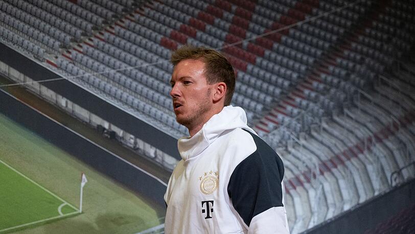 Julian Nagelsmann kommt zur Pressekonferenz.