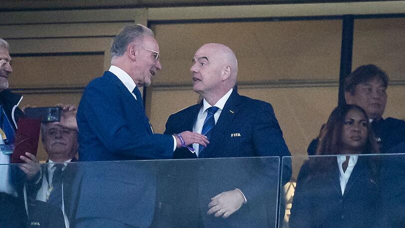Fifa-Präsident Gianni Infantino (r) und Karl-Heinz Rummenigge (l) sprechen miteinander.