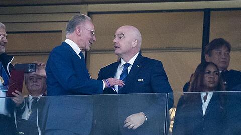 Fifa-Präsident Gianni Infantino (r) und Karl-Heinz Rummenigge (l) sprechen miteinander.