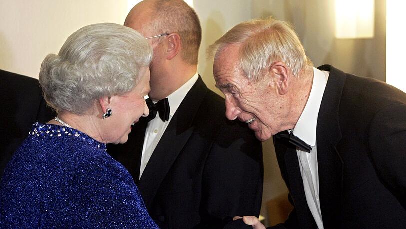 Die britische Königin Elizabeth II. wird zu einem Galakonzert von Torwartlegende Bernd "Bert" Trautmann begrüßt.